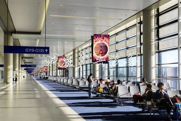 上海機(jī)場(chǎng)德高動(dòng)量全新指路牌廣告媒體展翅浦東衛(wèi)星廳