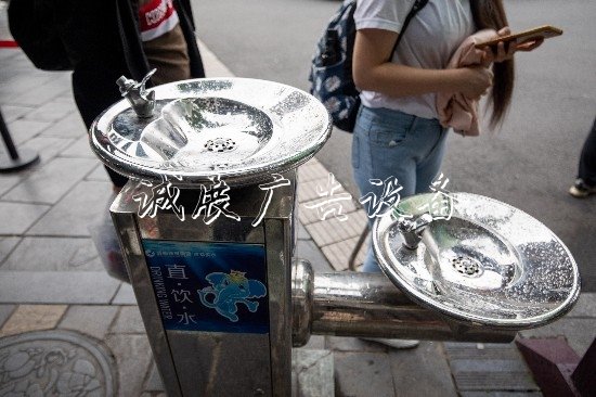 尷尬！成都寬窄巷子的黨建宣傳欄直飲水機竟變“垃圾箱”