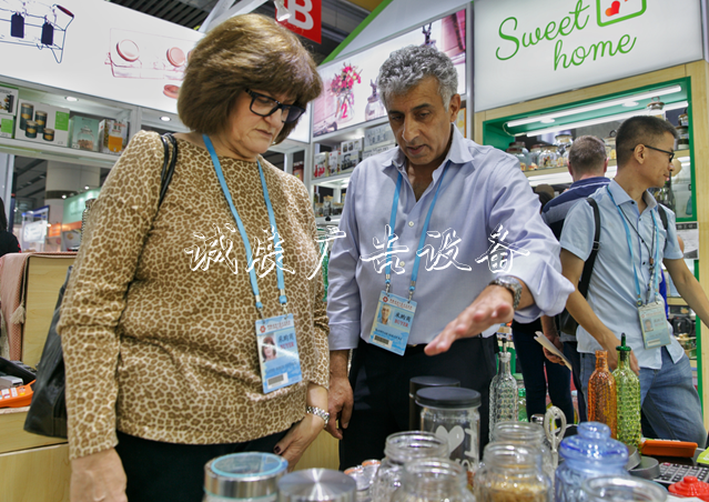 紙杯手套垃圾桶也能成就大事業(yè)！廣交會(huì)外貿(mào)企業(yè)如何“小題大作”(2)