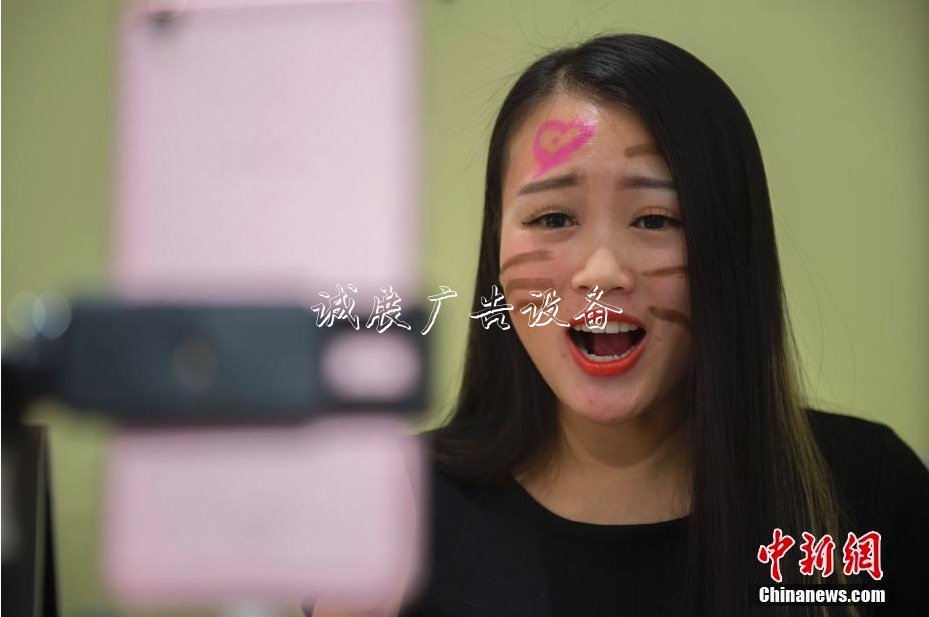 你不相信電視購物 為路燈燈箱什么卻為直播賣貨瘋狂？