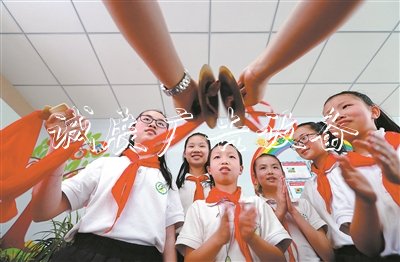 為了讓無錫市廣新小學隨班就讀學生能夠自信地融入校園群體，梁溪區(qū)特教指導中心資源教師組建了融合表演小隊。這是教師在指導學生排練三句半《夸夸咱資源中心》。