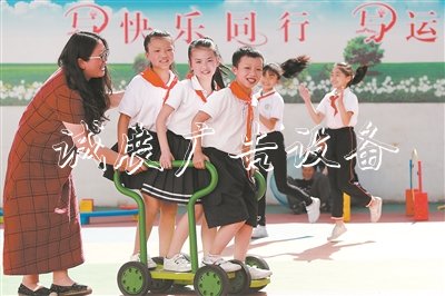 在無錫市廣新小學，梁溪區(qū)特教指導中心資源教師陳向華指導小俊、小奕、小瑩齊踩踏步車，鍛煉他們的運動協(xié)調能力和同伴合作能力。