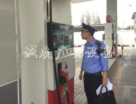 上海市奉賢區(qū)的加油站指路牌燈箱計(jì)量到底準(zhǔn)不準(zhǔn)？抽查結(jié)