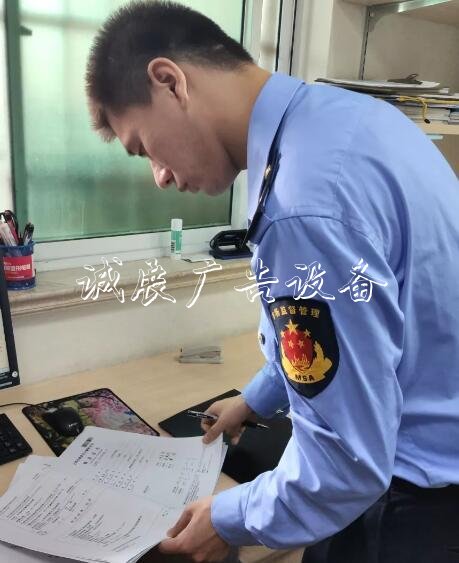 上海市奉賢區(qū)的加油站指路牌燈箱計(jì)量到底準(zhǔn)不準(zhǔn)？抽查結(jié)