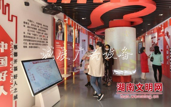 長沙開福區(qū)：“中國宣傳欄好人”燈箱點(diǎn)亮繁華路段