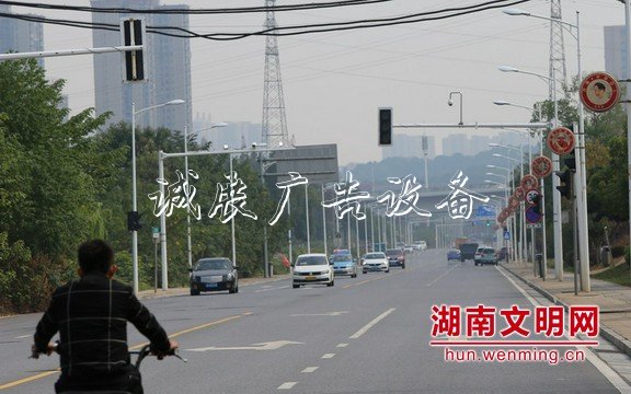 長沙開福區(qū)：“中國宣傳欄好人”燈箱點(diǎn)亮繁華路段