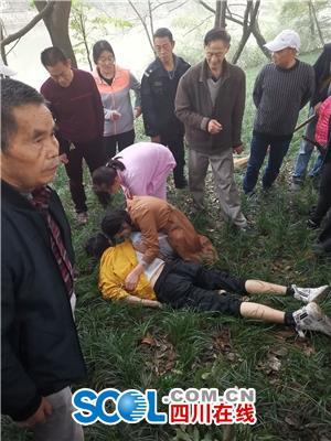 現(xiàn)場直擊:兩市民墜分類垃圾亭河遇險 市民冒死營救