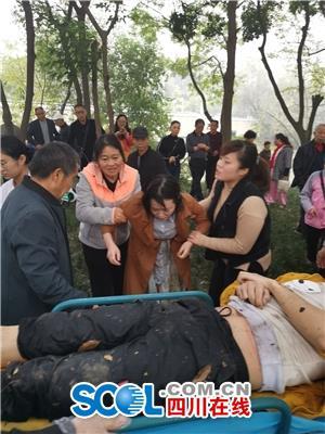 現(xiàn)場直擊:兩市民墜分類垃圾亭河遇險 市民冒死營救