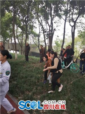 現(xiàn)場直擊:兩市民墜分類垃圾亭河遇險 市民冒死營救