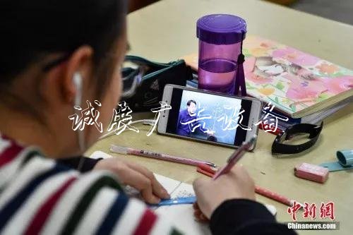 學(xué)校減負(fù)致輔導(dǎo)班搶宣傳欄位:家長真的“瘋了”?