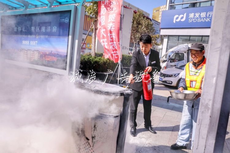 煙頭又惹禍垃圾桶起火分類垃圾亭！市民環(huán)衛(wèi)齊心兩分鐘化險