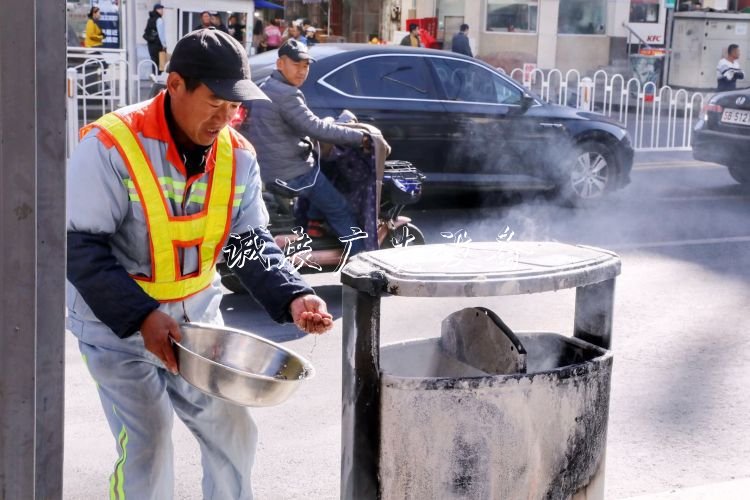 煙頭又惹禍垃圾桶起火分類垃圾亭！市民環(huán)衛(wèi)齊心兩分鐘化險