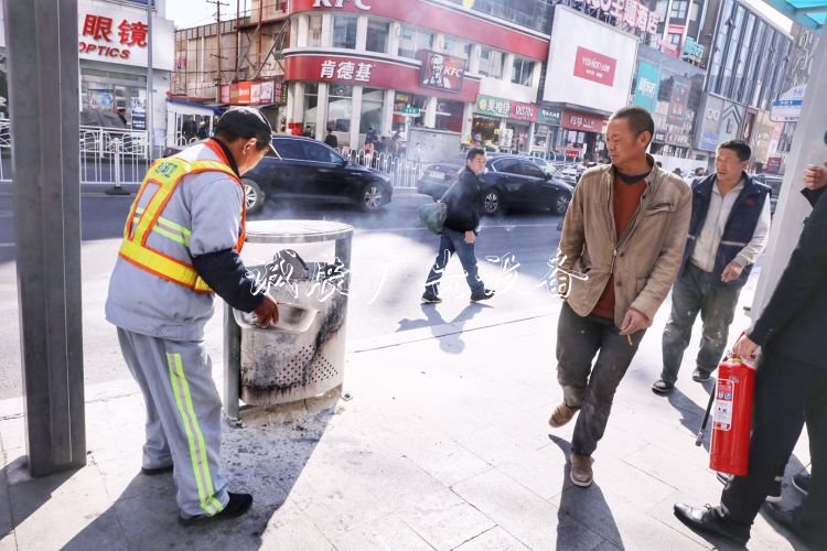 煙頭又惹禍垃圾桶起火分類垃圾亭！市民環(huán)衛(wèi)齊心兩分鐘化險