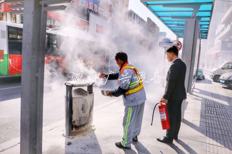 煙頭又惹禍垃圾桶起火分類垃圾亭！市民環(huán)衛(wèi)齊心兩分鐘化險