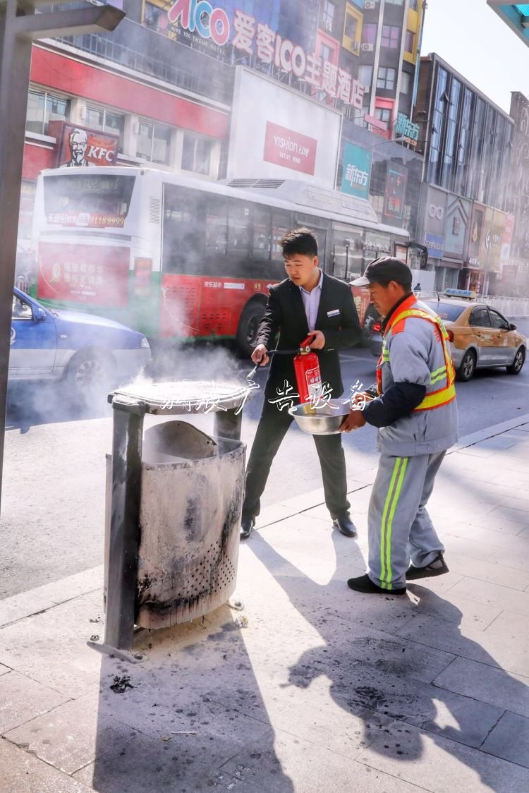 煙頭又惹禍垃圾桶起火分類垃圾亭！市民環(huán)衛(wèi)齊心兩分鐘化險