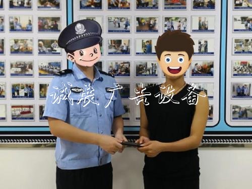 男子一時(shí)貪念順手牽羊滾動(dòng)燈箱 卻將自己“牽”進(jìn)了派出所