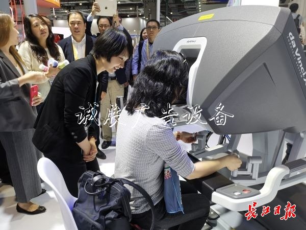 在進(jìn)博會(huì)最火爆的這個(gè)宣傳欄燈箱展區(qū)，跨國巨頭涌向中國