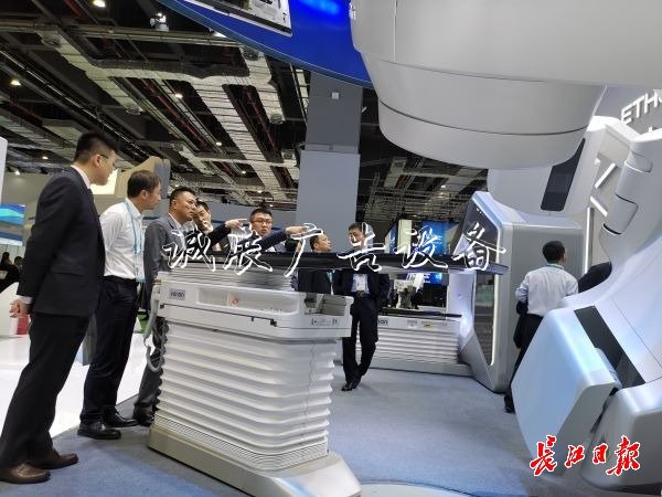 在進(jìn)博會(huì)最火爆的這個(gè)宣傳欄燈箱展區(qū)，跨國巨頭涌向中國