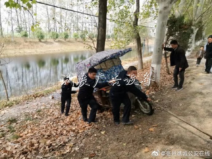 亳州一男子騎電動車去滾動廣告燈箱釣魚 魚沒釣上來車掉河里了