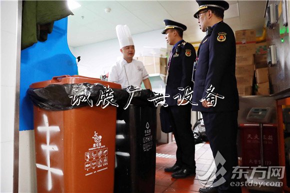 城管首次進(jìn)駐四葉草護(hù)閱報(bào)欄燈箱航進(jìn)博會 垃圾分類深入人心