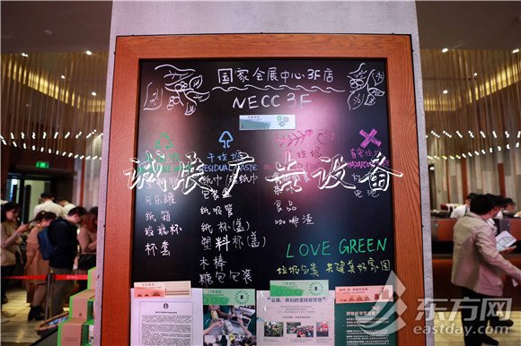 城管首次進(jìn)駐四葉草護(hù)閱報(bào)欄燈箱航進(jìn)博會 垃圾分類深入人心