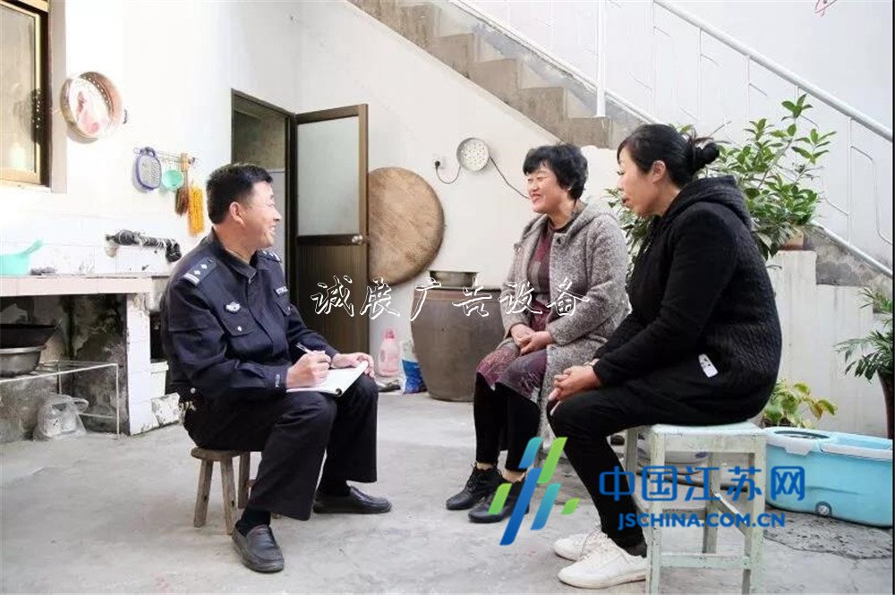 連云港海州社區(qū)民警戴垃圾分類亭冠東：扎根基層12年，群眾