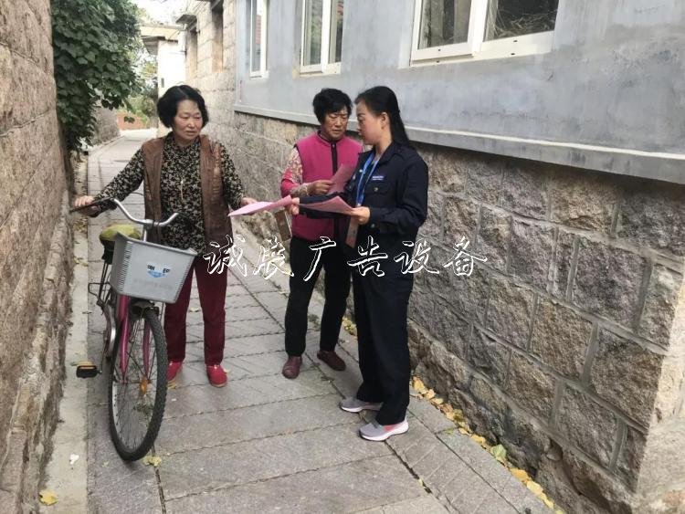 禁毒從基層做起 網(wǎng)格廣告垃圾箱員深入社區(qū)宣傳禁毒知識