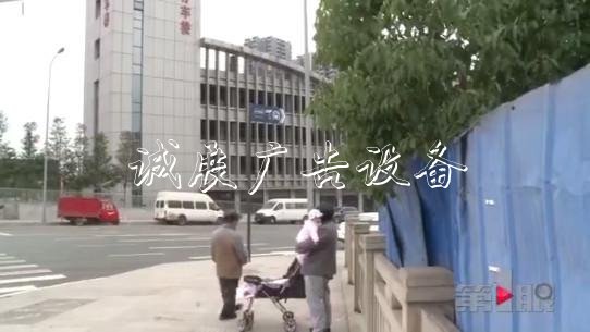 重慶這個(gè)指路牌“太調(diào)學(xué)校宣傳欄皮” 軌交站臺在南它指西