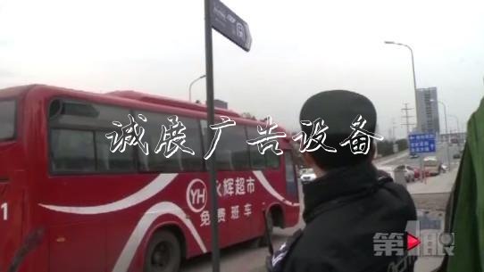 重慶這個(gè)指路牌“太調(diào)學(xué)校宣傳欄皮” 軌交站臺在南它指西