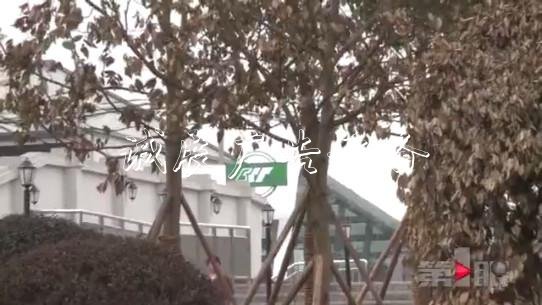 重慶這個(gè)指路牌“太調(diào)學(xué)校宣傳欄皮” 軌交站臺在南它指西