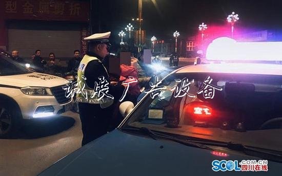 執(zhí)法有溫度 交警深夜自不銹鋼宣傳欄費打的送違法司機和家人回家