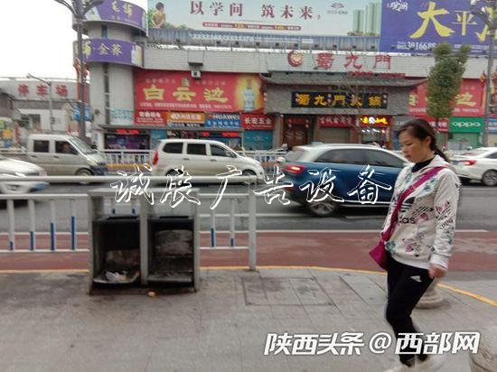 安康一單位門前的垃圾箱門不知所蹤