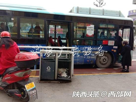 安康安運(yùn)司汽車站附近的垃圾箱的門只剩了半個(gè)