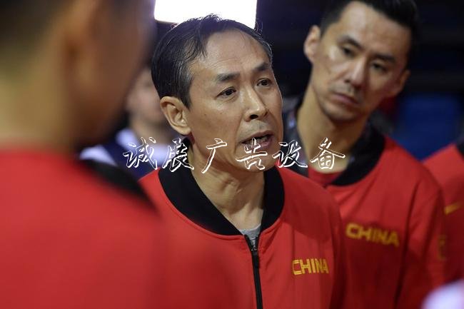 許利民在暫停時布置戰(zhàn)術(shù)