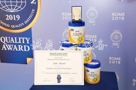 對高端產(chǎn)品的持續(xù)耕耘也助力了飛鶴產(chǎn)品毛利率的提高，在2016年至2018年三年間，飛鶴產(chǎn)品的毛利率分別達(dá)到了55%、64%、68%。