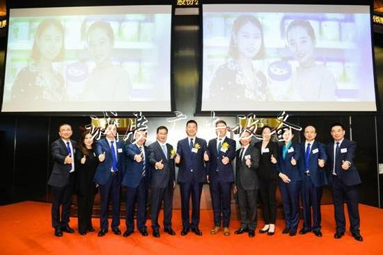 經(jīng)過多年的養(yǎng)精蓄銳，飛鶴目前已經(jīng)發(fā)展成為一家具有行業(yè)領(lǐng)導(dǎo)者地位的標(biāo)桿企業(yè)，并且拿到了過去三年的年行業(yè)內(nèi)最高的復(fù)合增長率。其中，飛鶴超高端奶粉三年年復(fù)合增長率甚至達(dá)到168%，一度成為消費(fèi)者購買頻率和購買意愿排名第一的奶粉品牌。