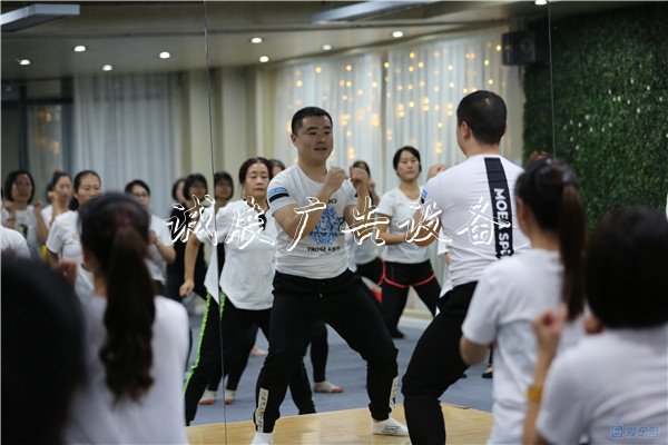 山東東營健身消費升級路燈燈箱：私人定制成現(xiàn)代新時尚