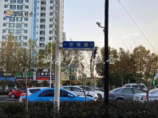 咋回事？濟(jì)南路這文化宣傳欄個(gè)路牌“東西不分”！