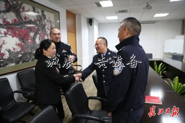 “板姐”為武漢交通垃圾收集亭獻(xiàn)計(jì)，交警現(xiàn)場調(diào)研解決