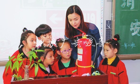 佳木斯：消防教育滾動(dòng)式燈箱進(jìn)校園防火保安全