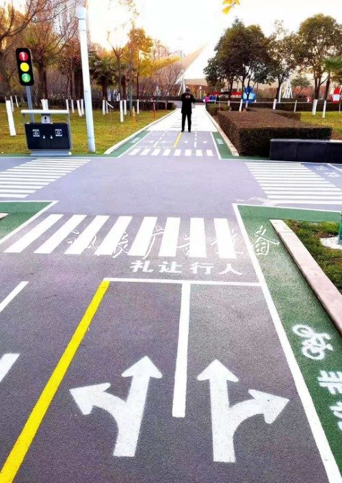 好玩還長(zhǎng)知識(shí)！寶雞首個(gè)滾動(dòng)廣告燈箱“交通安全文化主題公園”開(kāi)園