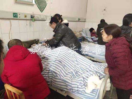 廣元蒼溪縣一獨居貧困戶不銹鋼宣傳欄暈倒家中 扶貧干部撬門救人