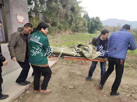 廣元蒼溪縣一獨居貧困戶不銹鋼宣傳欄暈倒家中 扶貧干部撬門救人