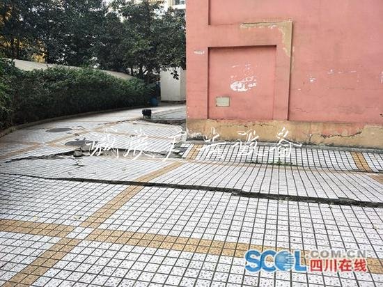 成都青羊區(qū)金沙歲月戶外滾動燈箱小區(qū)地基沉降？記者調(diào)查