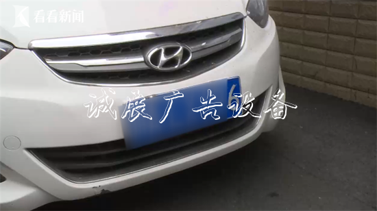 司機(jī)偽造號(hào)牌被查 逃戶外滾動(dòng)燈箱逸時(shí)對輔警做出瘋狂舉動(dòng)