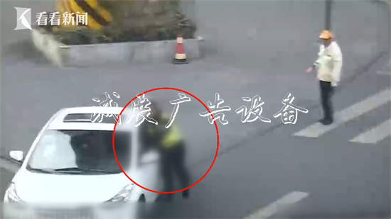 司機(jī)偽造號(hào)牌被查 逃戶外滾動(dòng)燈箱逸時(shí)對輔警做出瘋狂舉動(dòng)