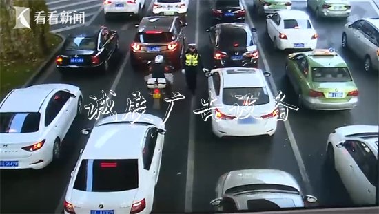 司機(jī)偽造號(hào)牌被查 逃戶外滾動(dòng)燈箱逸時(shí)對輔警做出瘋狂舉動(dòng)