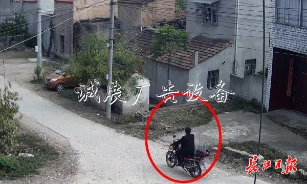 男子一天之內(nèi)連偷8家宣傳欄燈箱，民警怒了：不抓到你就不