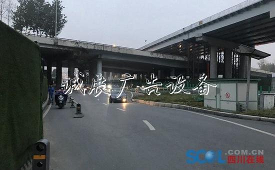 成都藍(lán)天立交橋下夜?jié)L動(dòng)式燈箱晚無路燈照明？記者調(diào)查