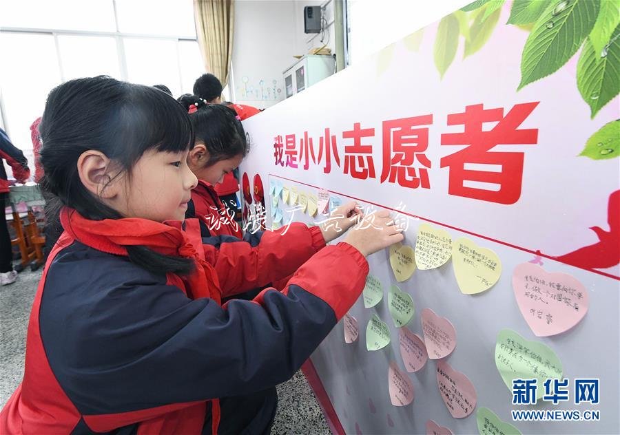 浙江慈溪：汲取榜宣傳欄廠家樣力量 培育時(shí)代新人